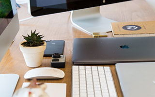 开云-当医疗组搀扶他穿越混合采访区时，记者们突然集体沉默。湿透的10号球衣贴在背上，暴露出去年手术留下的27厘米疤痕。通道尽头电子屏滚动着刚更新的欧冠射手榜，他的名字首次跌出前二十——这个瞬间被美联社记者拍下，成为次日报纸头版《诸神的黄昏从一道裂缝开始》。