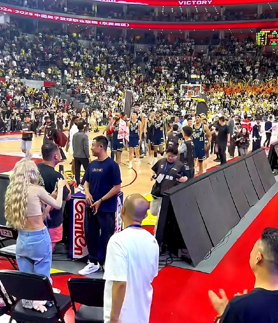 世界级强队对决引爆激情，球场疯狂呈现，全场震撼的简单介绍